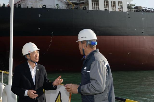 황기연 한국수출입은행장왼쪽이 지난 19일 경남 창원시 케이조선을 방문해 김찬 케이조선 대표와 대화하고 있다 사진한국수출입은행