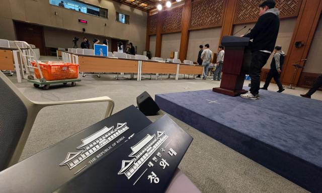 용산 대통령실 이전 작업을 본격화한 21일 청와대 브리핑룸에서 기자와 직원들이 시설을 점검하고 있다 사진연합뉴스