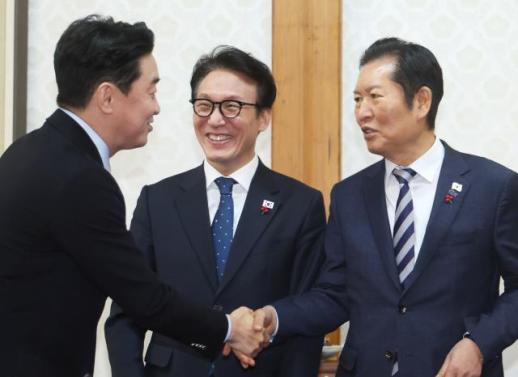 [아주경제 오늘의 뉴스 종합] 당정, 서울 집값 상승에 추가 공급 대책 시점 고심…연초로 연기 가능성 外