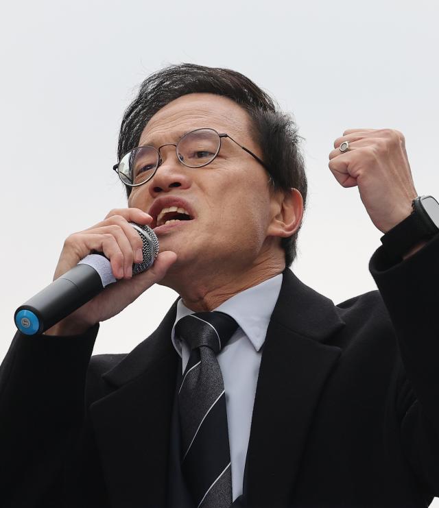 박주민 더불어민주당 의원이 지난 11일 서울 종로구 광화문광장에서 서울시장 출마 선언을 하고 있다 사진연합뉴스