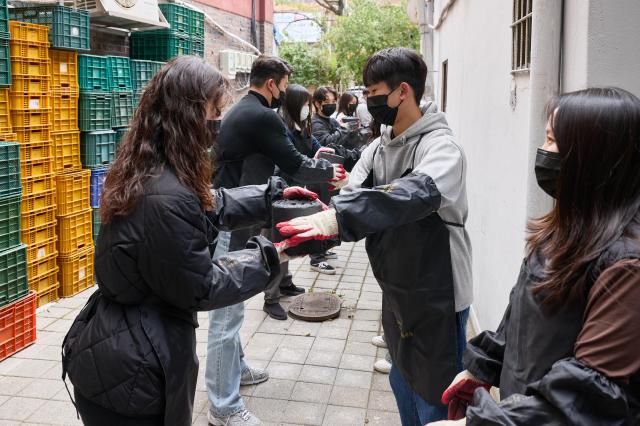넥센타이어 연탄 기부 및 전달 봉사 활동 사진넥센타이어