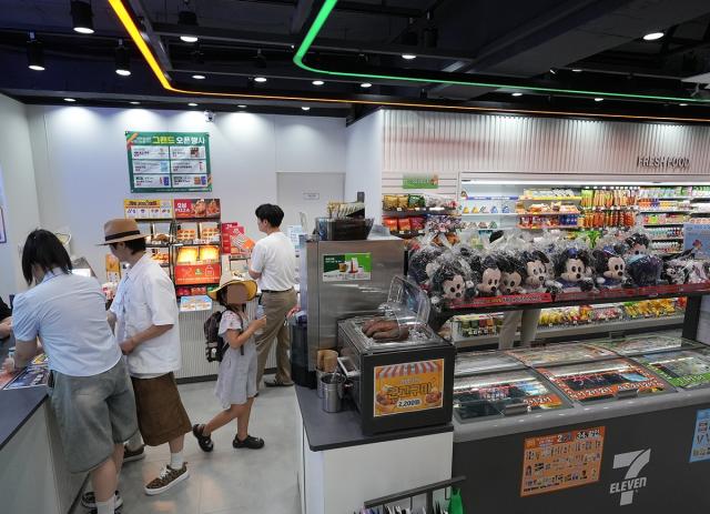 서울 종로구에 있는 세븐일레븐 뉴웨이브종각점에서 소비자들이 물건을 고르고 있다 사진코리아세븐