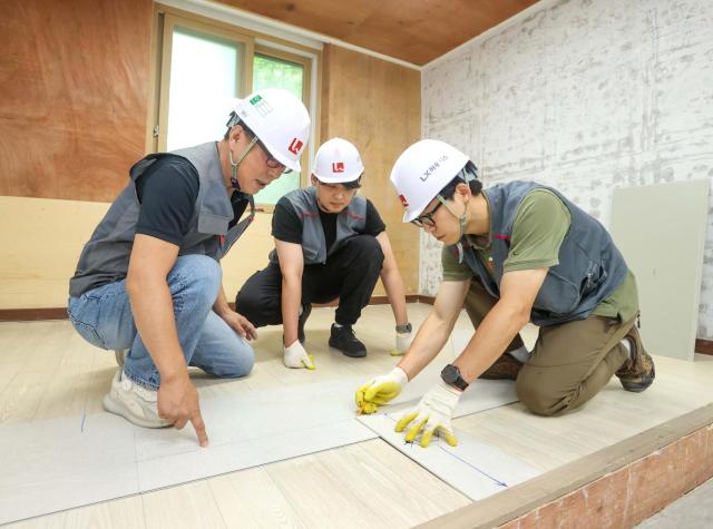 경기도 평택시에 위치한 LX ZIN 인테리어 아카데미에서 교육생들이 바닥재 시공 실습을 진행하고 있는 모습 사진LX하우시스