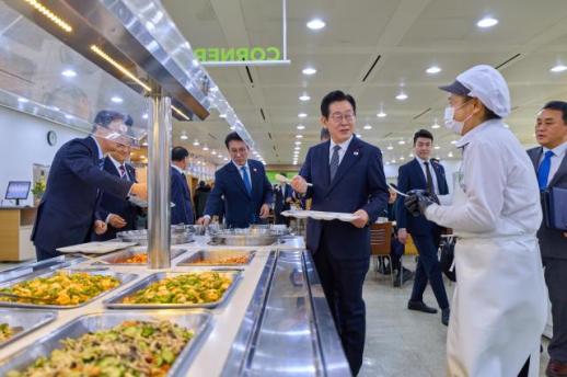 调查：李在明支持率小幅下滑至53.4%