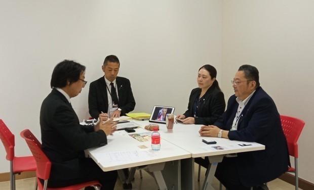 상담회에서 냉동 고구마 맛탕 ‘가구야’를 홍보하는 가와코쇼텐의 사이토 고이치 사장오른쪽에서 첫 번째 12일 태국 방콕 사진NNA