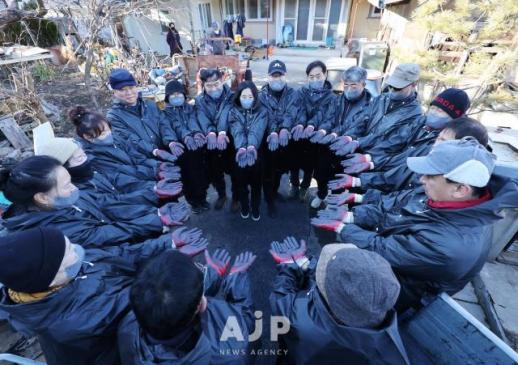 PHOTOS: Coal briquettes become symbol of solidarity