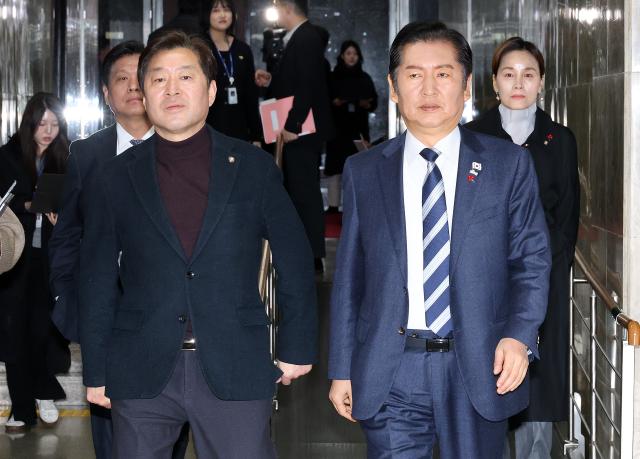 더불어민주당 정청래 대표가 22일 본회의에 앞서 비공개로 열린 민주당 의원총회에 입장하고 있다사진연합뉴스