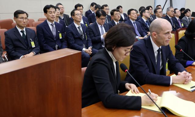 17일 국회 과학기술정보방송통신위원회에서 열린 쿠팡 침해사고 관련 청문회에 증인으로 출석한 조용우 쿠팡 국회·정부 담당 부사장뒷줄 왼쪽부터 민병기 쿠팡 대외협력 총괄 부사장 김명규 쿠팡이츠서비스 대표가 자리에 앉아 있다 앞줄 질의 답변하는 해롤드 로저스 쿠팡 대표이사 