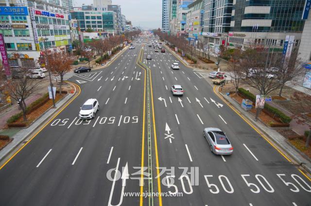 공사구간 도로가 개방돼 시원하게 뚫린 광주 상무지구 대로 모습사진광주시