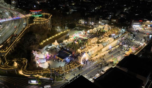 대구 남구가 주최한 ‘2025 앞산 크리스마스 축제’가 앞산빨래터공원 일원에서 화려하게 펼쳐지며 성황리에 막을 내렸다 사진대구남구