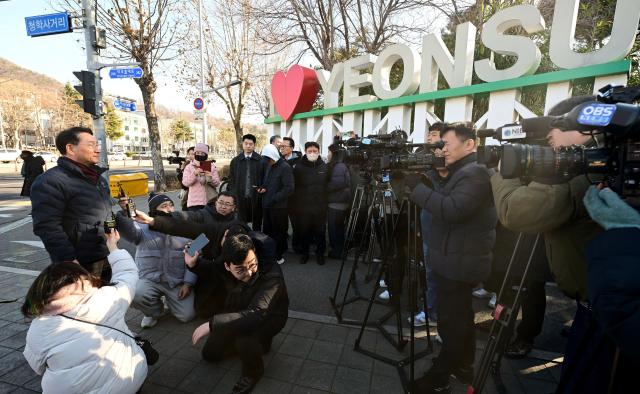 유정복 인천광역시장이 22일 연수구 청학사거리에서 GTX-B 청학역 추가정거장 확정 추진상황을 점검하고 언론인터뷰를 하고 있다 사진인천시