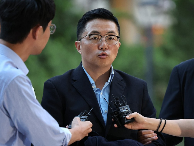 김건희 여사 일가의 집사로 지목된 김예성씨가 지난 8월 12일 귀국 직후 인천국제공항에서 체포돼 서울 종로구 김건희 특검 사무실로 들어서며 취재진의 질문에 답하고 있다 사진연합뉴스