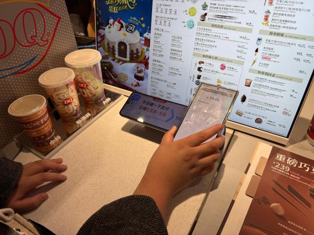 상하이 한 아이스크림 가게에서 기자가 NFC로 결제를 하고 있다 사진이서영 기자