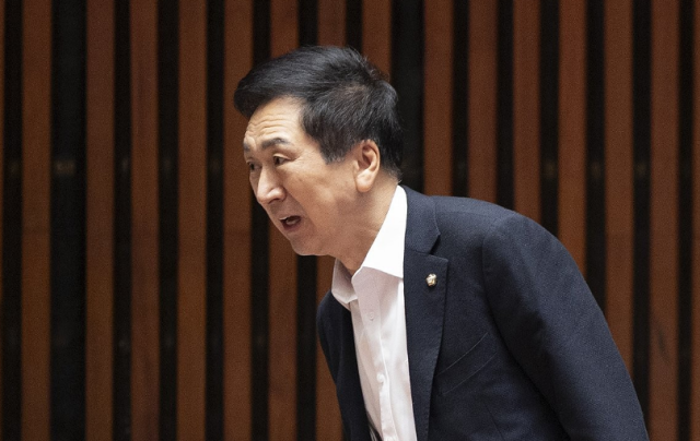 김기현 국민의힘 의원이 22일 국회에서 열린 의원 총회에 입장하고 있다 사진연합뉴스