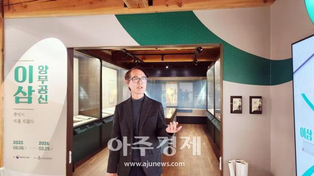 장을연 부장이 지닝시 관계자들에게 이삼장군에 대해 소개하고 있다사진중국산동망