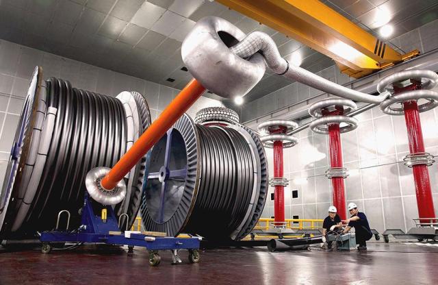 LS전선 관계자가 구미 공장에서 초고압 직류HVDC 케이블을 테스트하고 있다 사진LS전선