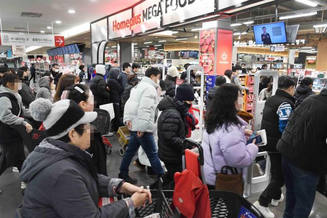 고객들이 ‘윈터 홈플런’ 행사 첫 날인 18일 ‘홈플러스 메가 푸드 마켓 라이브’ 강서점에 입장하고 있다 사진홈플러스