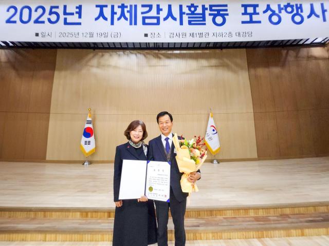 임명배 기보 상임감사와 이미현 감사원장 권한대행왼쪽이 시상식에서 기념촬영을 하고 있다 사진기술보증기금
