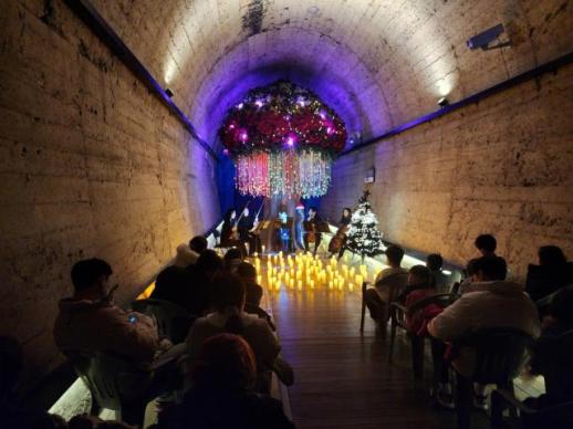 김해 와인동굴에 울려 퍼지는 크리스마스 선율로 추억 담으세요