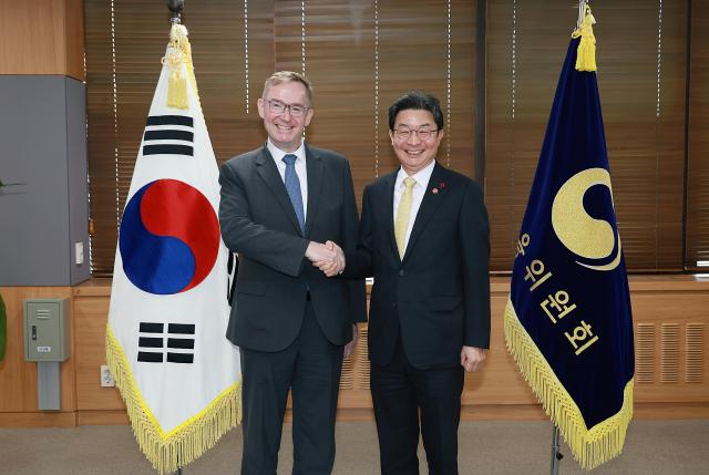 이억원 금융위원장오른쪽이 22일 서울 종로구 정부서울청사에서 콜린 크룩스 주한 영국대사를 만나 기념촬영을 하고 있다 사진금융위원회