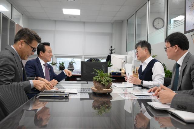 백성현 시장왼쪽두번째기획재정부 방문하여 국비지원 건의하는 모습사진논산시