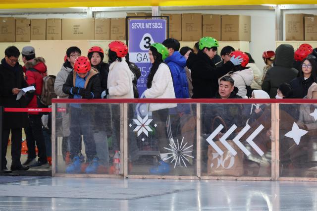 19일 서울 중구 서울광장 스케이트장이 개장했다 AJP Yoo Na-hyun