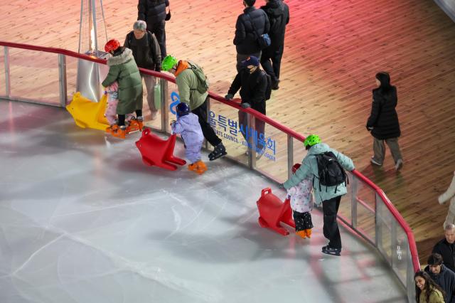 19일 서울 중구 서울광장 스케이트장이 개장했다 AJP Yoo Na-hyun
