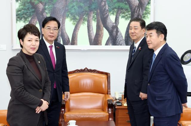  22일 국회 운영위원장실에서 더불어민주당 김병기 원내대표오른쪽 두번째와 국민의힘 송언석 원내대표왼쪽 두번째가 만나 인사를 나누고 있다 왼쪽부터 국민의힘 김은혜 원내정책수석부대표 송 원내대표 더불어민주당 김 원내대표 문진석 원내운영수석부대표 
