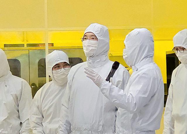 Lee Jae-yong reviews next-generation chip technologies at Samsung R&D and manufacturing hubs 