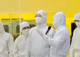 Lee Jae-yong reviews next-generation chip technologies at Samsung R&D and manufacturing hubs 