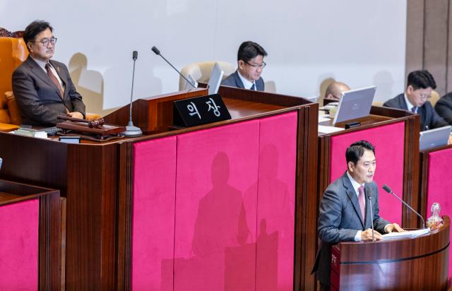 장동혁 국민의힘 대표가 지난 22일 국회에서 열린 12월 임시국회 본회의에 내란전담재판부 법이 상정되자 무제한 반대 토론필리버스터을 시작하고 있다 사진연합뉴스