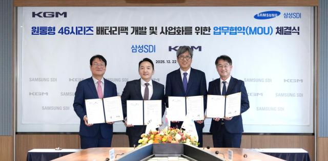 20일 KG타워에서 열린 차세대 전기차용 배터리팩 개발 및 사업화를 위한 업무협약 체결식에서 최익규 삼성SDI 소형사업부장 부사장왼쪽 세번째과 곽정현 KGM 사업전략부문장 사장왼쪽 두번째이 기념 사진을 찍고있다 사진삼성SDI