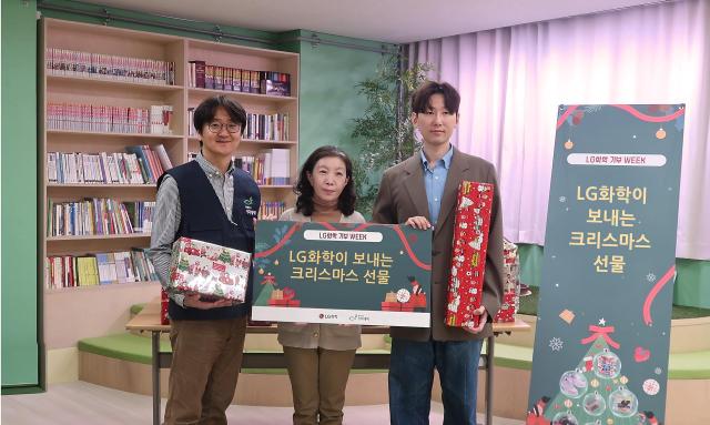 LG화학 관계자오른쪽 첫 번째가 아동 복지시설에 크리스마스 선물을 전달한 뒤 기념 촬영을 하고있다 사진LG화학