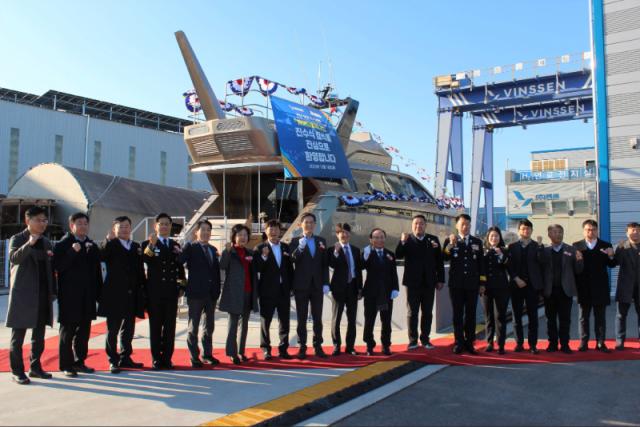 수소연료전지 추진선박 하이드로 제니스 진수식에서 주요 내빈들이 기념촬영을 하고 있다 사진빈센
