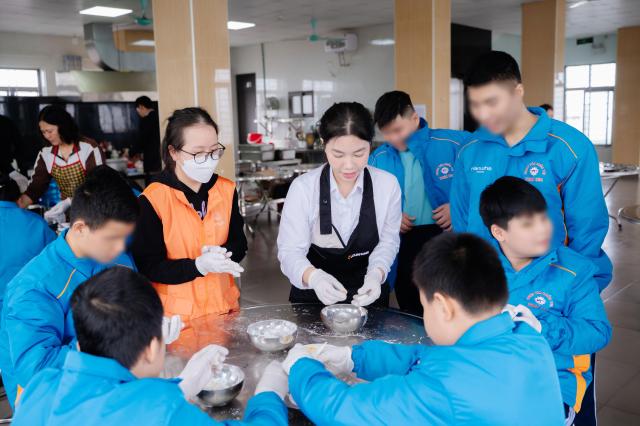 한화비전·아워홈 임직원이 시각장애 아이들과 떡 만들기 체험을 하고 있다 사진한화비전
