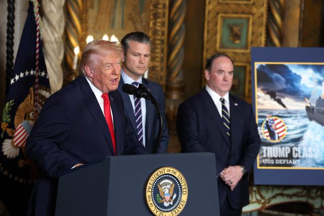 도널드 트럼프 미국 대통령왼쪽이 22일현지시간 미국 플로리다주 팜비치의 마러라고에서 피트 헤그세스 국방전쟁장관가운데과 존 펠란 해군장관이 배석한 가운데 신형 미 해군 함정 건조 계획을 공개하고 있다 사진AFP연합뉴스