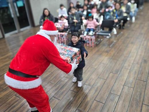 폭스바겐그룹코리아, 산불 피해 지역 어린이에게 시크릿 산타 선물 전달