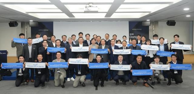 22일 서울 양재동 aT센터에서 열린 제2회 동원 AI 이노피아드에서 임직원들이 기념 촬영을 하고 있다 사진동원그룹