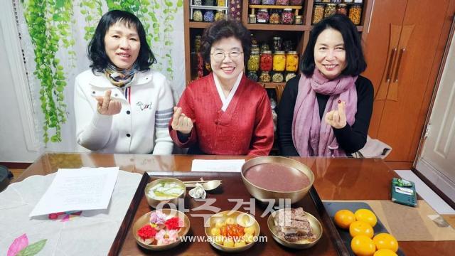 오승영 회장가운데이 한국 동지 문화를 소개하고 있다사진중국산동망
