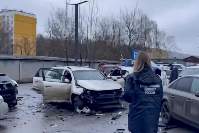 파닐 사르바로프 중장이 22일 차량폭탄테러로 숨진 가운데 현장에서 폭파된 차량에 대한 조사가 진행되는 모습 사진러시아 연방수사위원회 EPA 연합뉴스