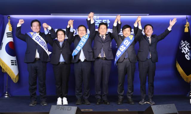 23일 서울 여의도 중앙당사에서 열린 더불어민주당 최고위원 선출을 위한 1차 합동연설회에서 김정호 중앙당선관위원장오른쪽 세 번째과 최고위원 후보들이 기념 촬영하고 있다사진연합뉴스