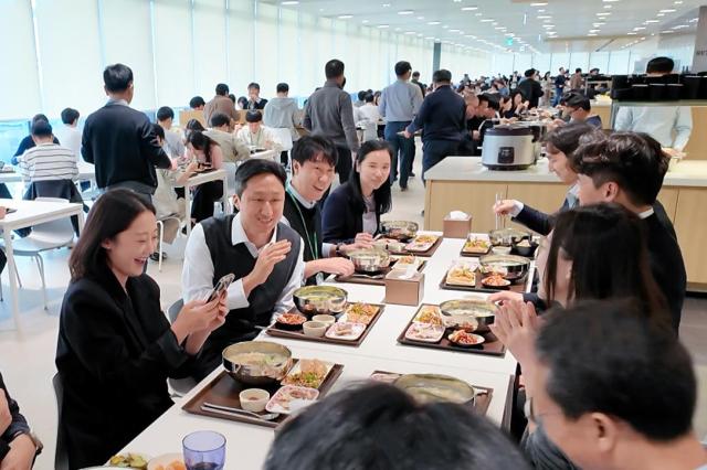 사진 지난 10월 정기선 HD현대 회장왼쪽에서 두 번째이 경기도 성남 HD현대 글로벌RampD센터GRC 구내식당에서 임직원들과 점심을 함께하며 현장 소통에 나서고 있다jpg