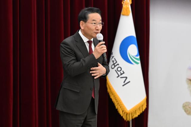 유정복 인천광역시장이 23일 시청 대회의실에서 열린 2025년 4분기 모범선행시민 및 우수 이·통장 표창 수여식에서 축사를 하고 있다 사진인천시