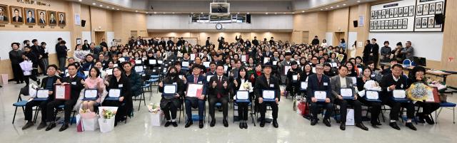유정복 인천광역시장이 23일 시청 대회의실에서 열린 2025년 4분기 모범선행시민 및 우수 이·통장 표창 수여식에서 수상자 등과 기념촬영을 하고 있다 사진인천시