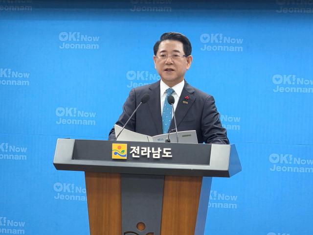 김영록 전라남도지사가 23일 도청 브리핑룸에서 송년 기자회견을 하고 있다사진김옥현 기자