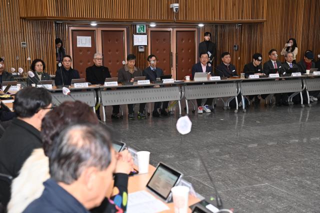 22일 시청 본관 대회의실에서 열린 ‘제14회 시민참여 주간회의’에 이현재 하남시장과 시민 대표 시 간부 공무원 등 140여 명이 참석해 회의에 참여하고 있다 사진하남시