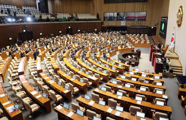  23일 국회에서 열린 12월 임시국회 본회의에서 12·3 윤석열 비상계엄 등에 대한 전담재판부 설치 및 제보자 보호 등에 관한 특별법이 무제한 토론필리버스터 끝에 통과되고 있다사진연합뉴스
