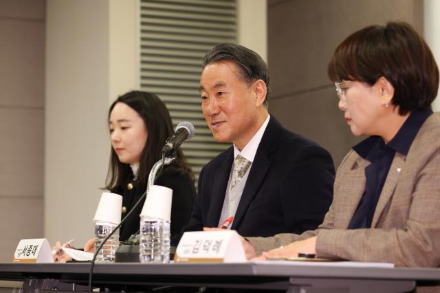 서종대 주택산업연구원장이 23일 서울 중구 대한상공회의소에서 2026년 주택시장 전망과 정책방향을 주제로 열린 주택산업연구원 기자간담회에서 인사말을 하고 있다 20251223 사진연합뉴스