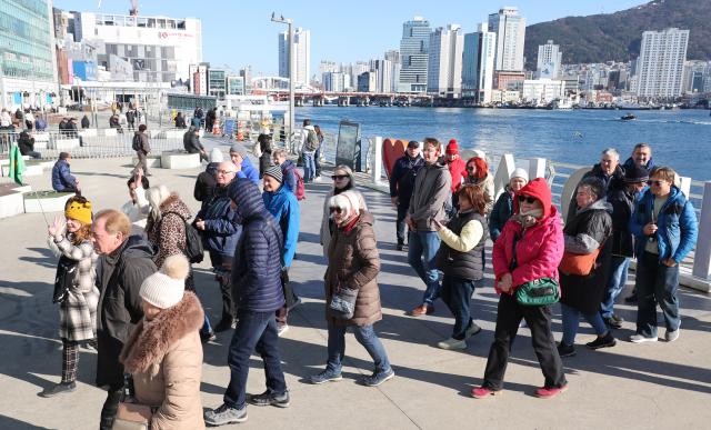 지난달 약 35만명의 외국인 관광객이 부산을 찾으면서 올해 누적 외국인 관광객 302만여명을 기록한 가운데 4일 오후 부산 중구 자갈치시장에서 외국인 관광객들이 시장을 둘러보며 관광하고 있다 사진연합뉴스