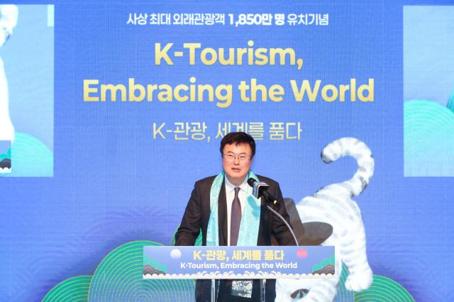 김대현 문화체육관광부 제2차관이 23일 인천국제공항 제2터미널에서 열린 사상 최대 외래관광객 유치 기념행사에서 기념사를 하고 있다 사진한국관광공사